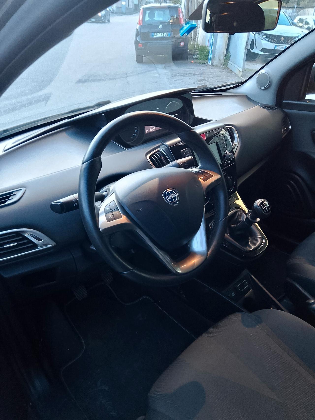 Lancia Ypsilon 1.2 69 CV 5 porte Gold