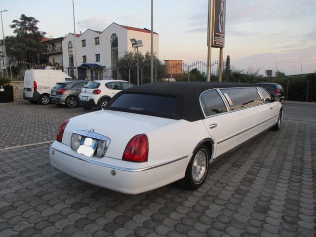 LINCOLN Town Car Limousine