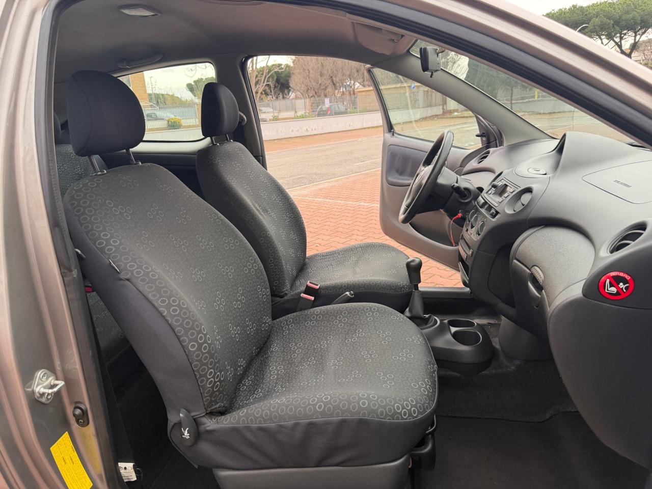 Toyota Yaris 1.0i 3p Sol