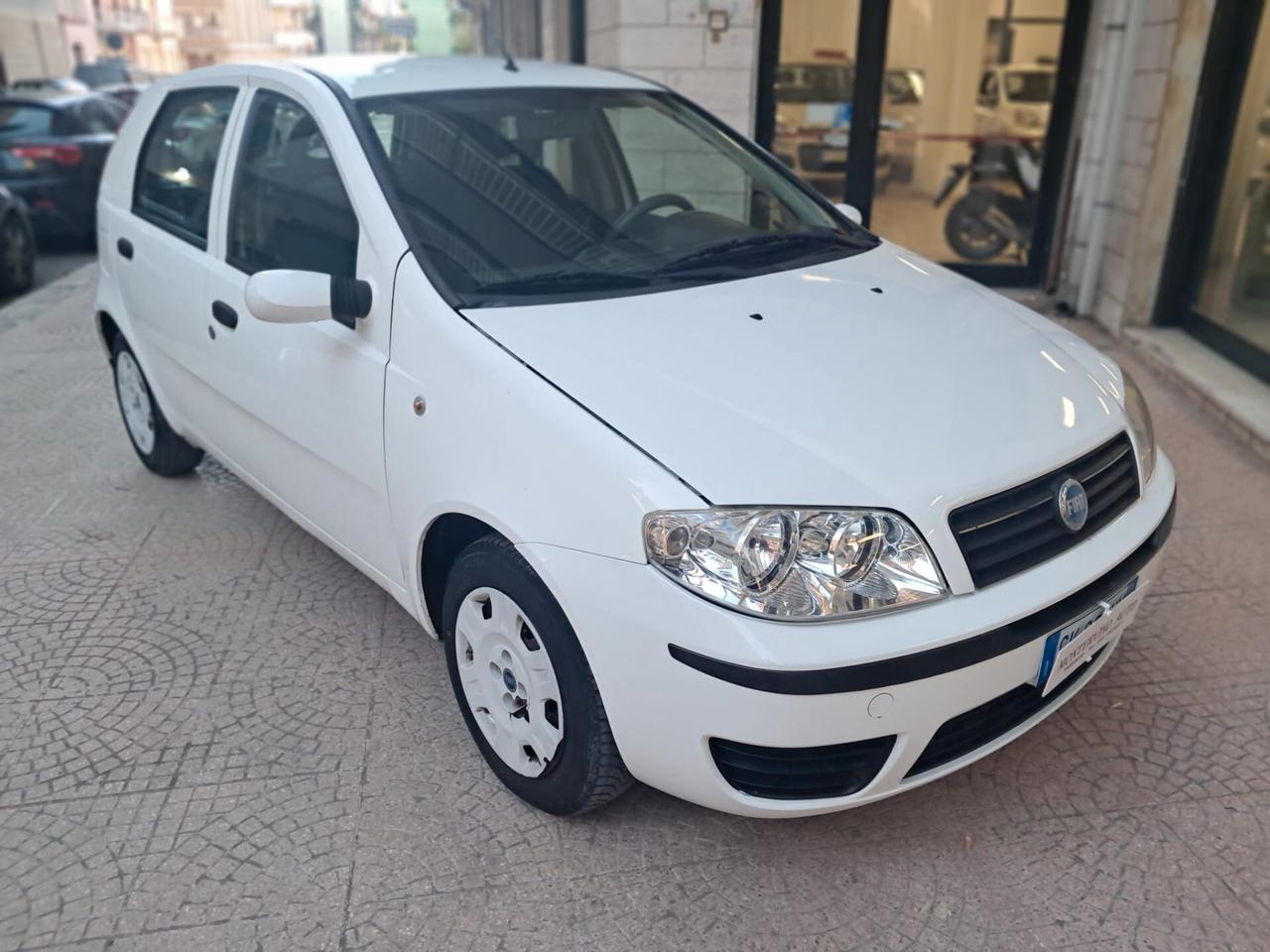 FIAT PUNTO 1.2 5PORTE-NEOPATENTATI-Euro 2690