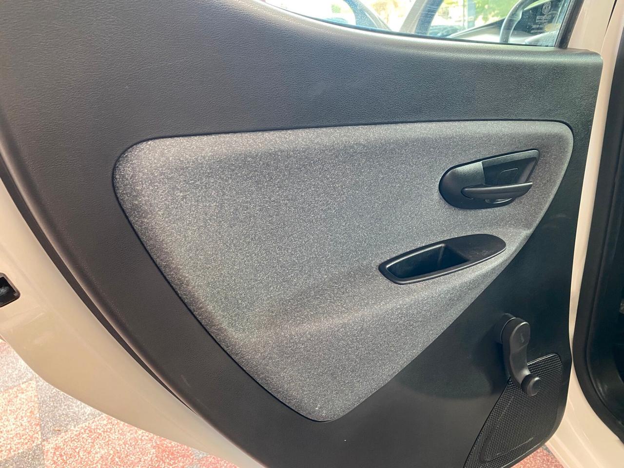 Lancia Ypsilon 1.0 Hybrid Silver
