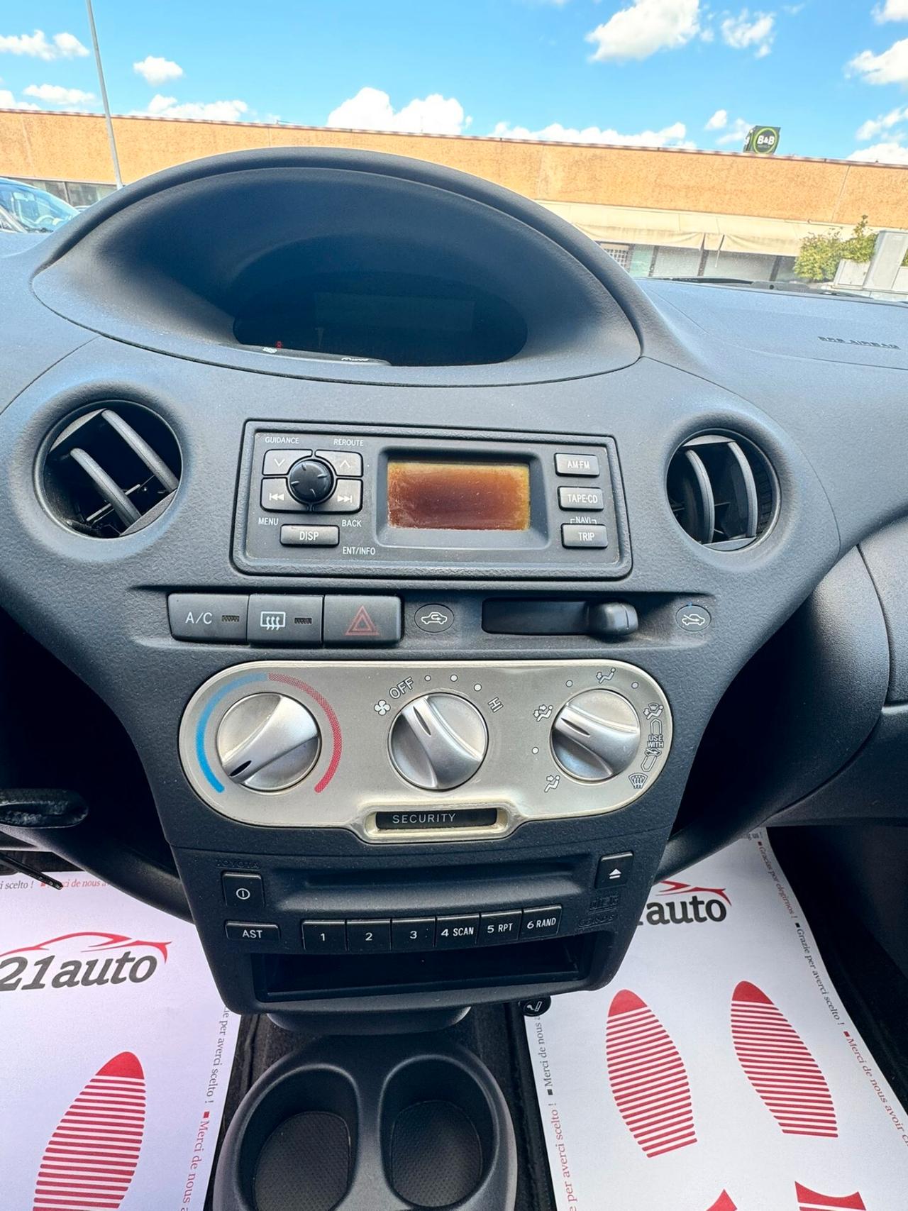 Toyota Yaris 1.0i 16V cat 5 porte Sol