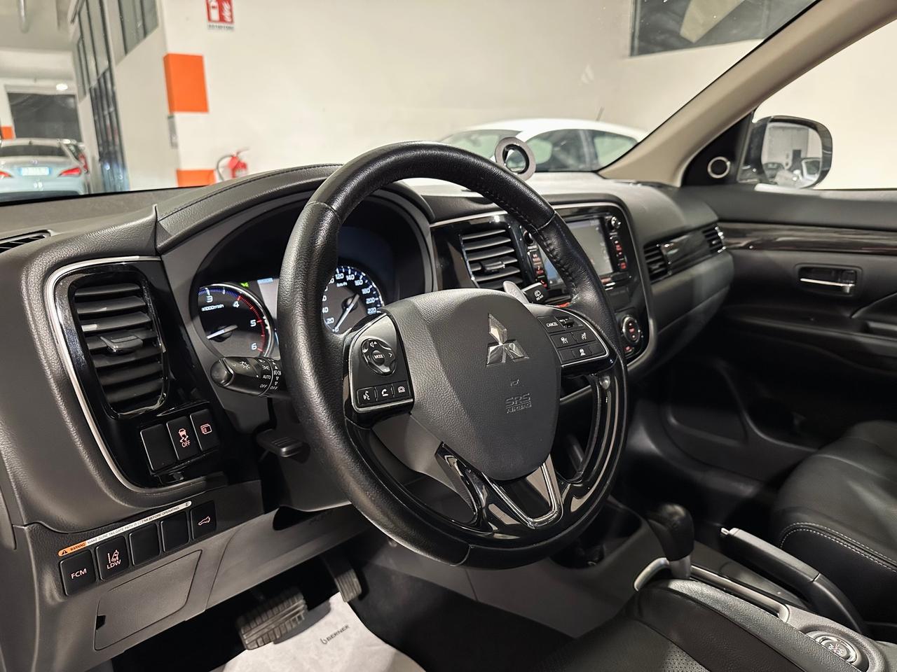 Mitsubishi Outlander 2.2 DI-D 4WD Instyle 7 POSTI-TETTO-TAGLIANDI UFFICIALI