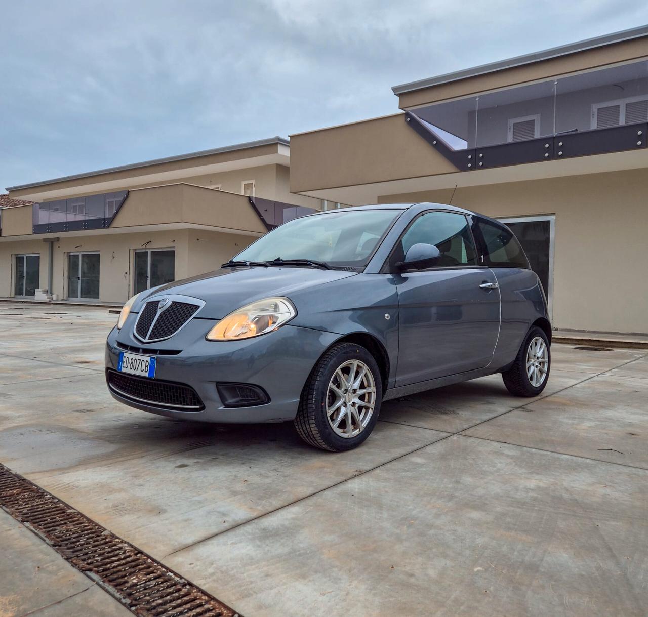 Lancia Ypsilon 1.3 MJT 75 CV Platino