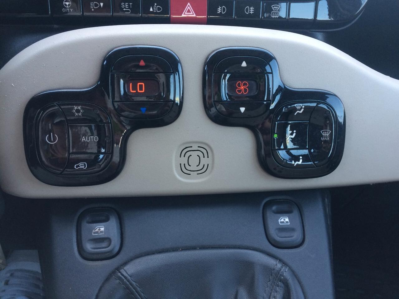 Fiat Panda 1.2 Emotion benzia tagliandata con garanzia e distribuzione eseguita a km 117000!