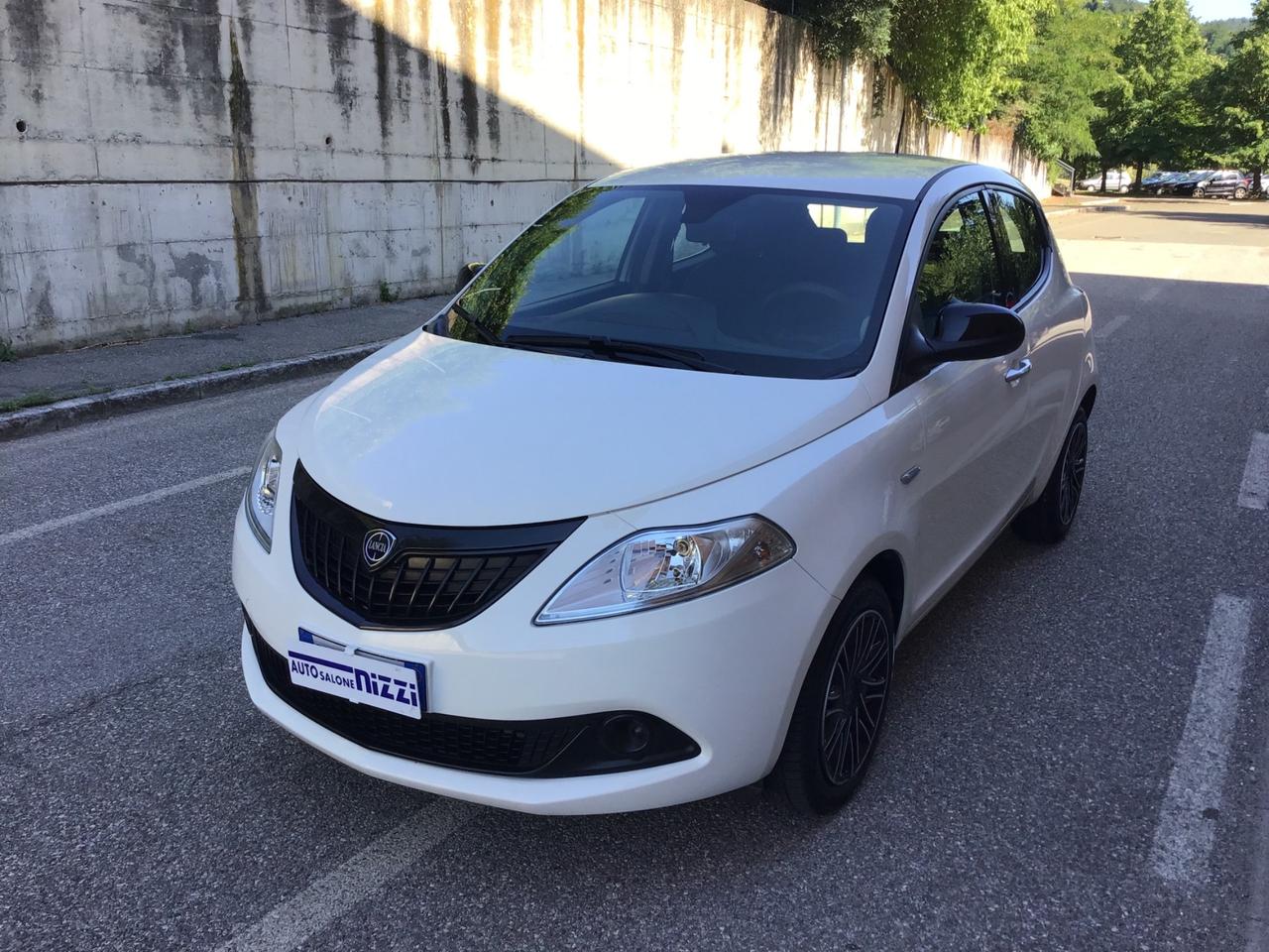 Lancia Ypsilon 1.0 FireFly 5 porte S&S Hybrid Silver