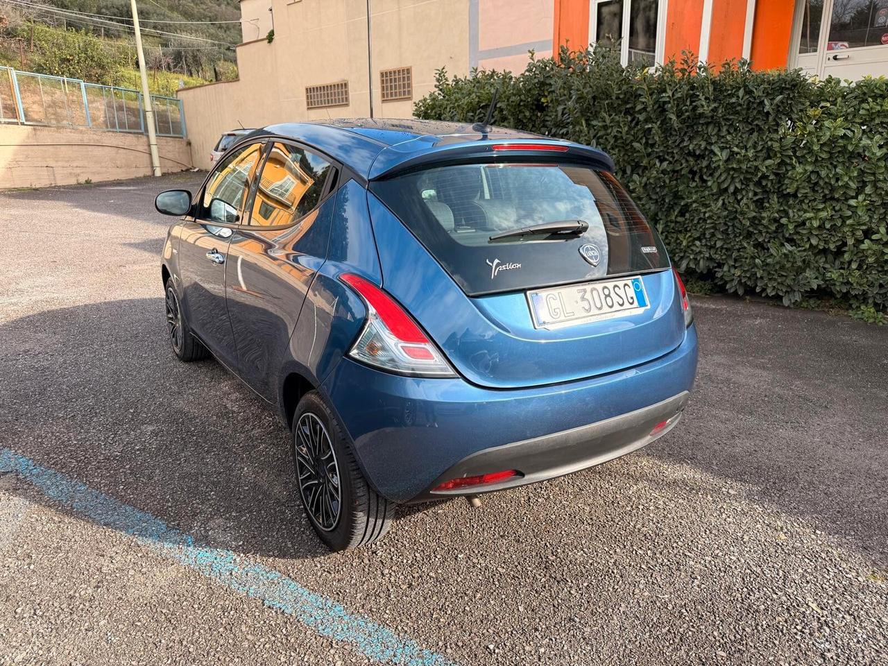 Lancia Ypsilon 1.0 FireFly 5 porte S&S Hybrid Silver