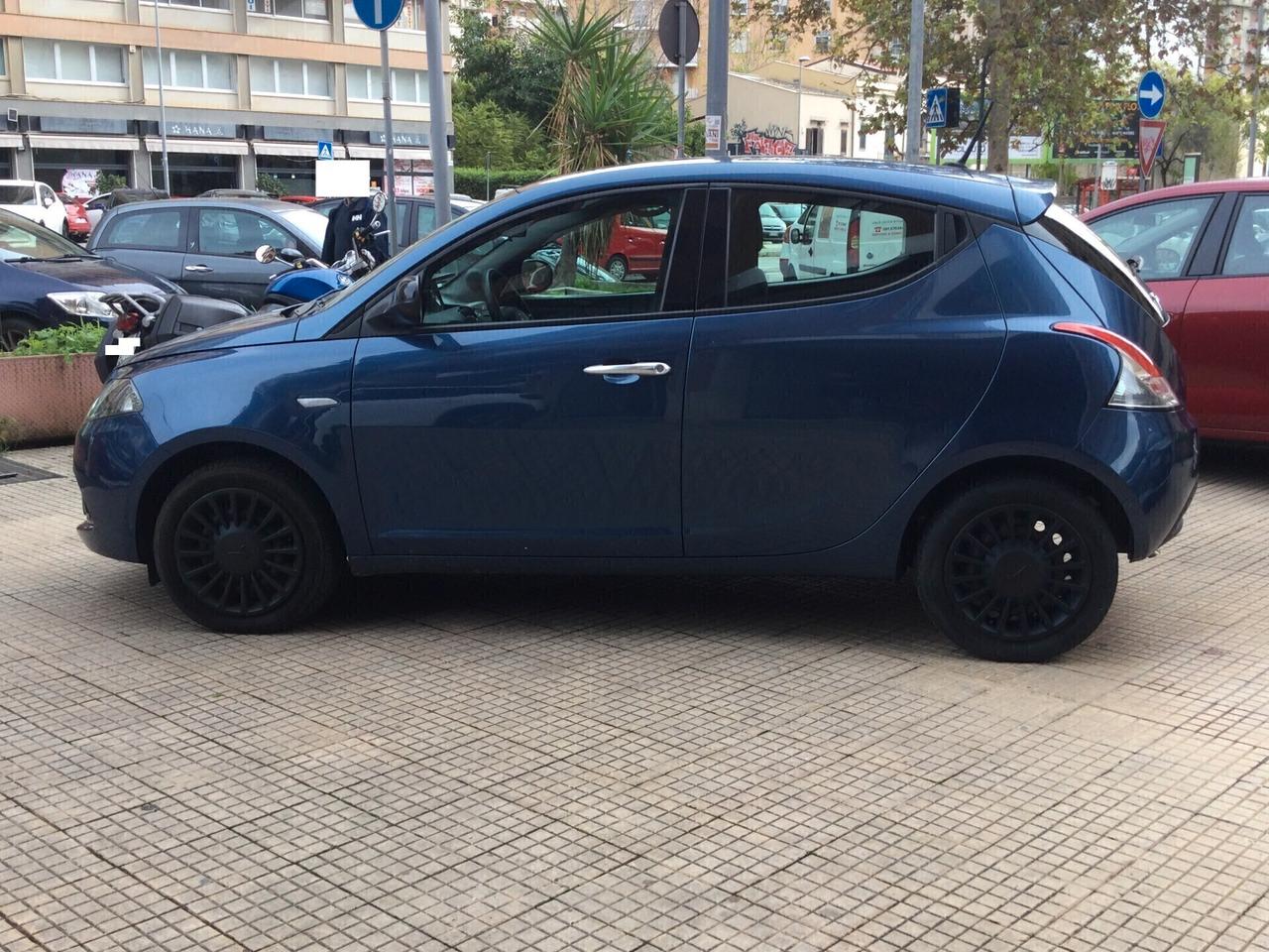 Lancia Ypsilon 1.0 FireFly 5 porte S&S Hybrid Ecochic Silver