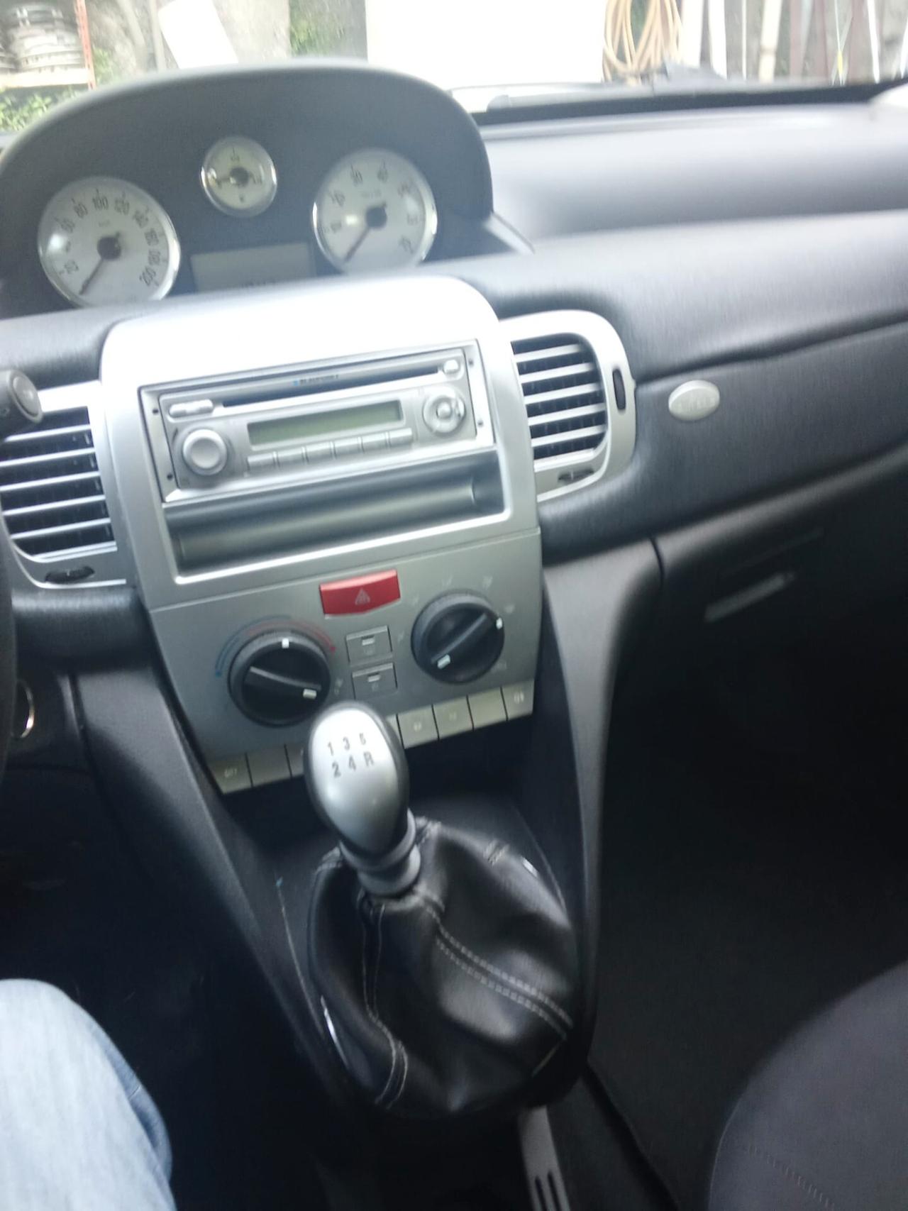 Lancia Ypsilon 1242 oro