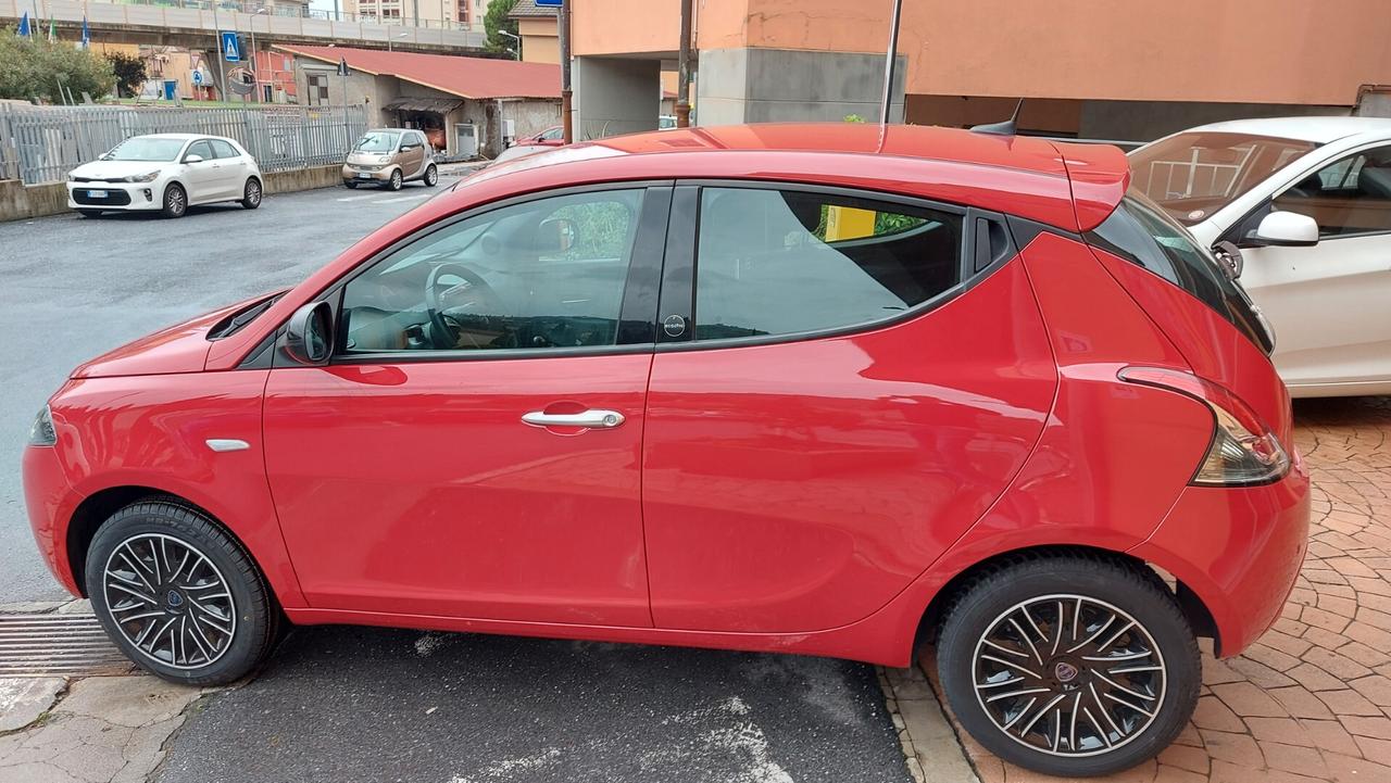 Lancia Ypsilon 1.0 FireFly 5 porte S&S Hybrid Ecochic Gold