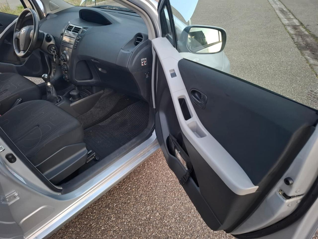 Toyota Yaris 1.0 5 porte SOLAMENTE 104.000 KM