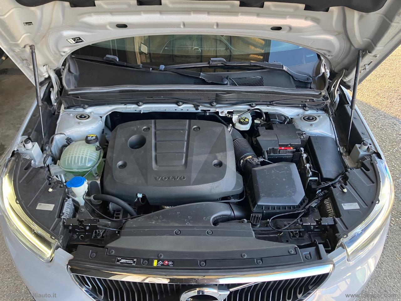 VOLVO XC40 D3 AWD Geartronic Momentum Pro IVA DEDUCIBILE