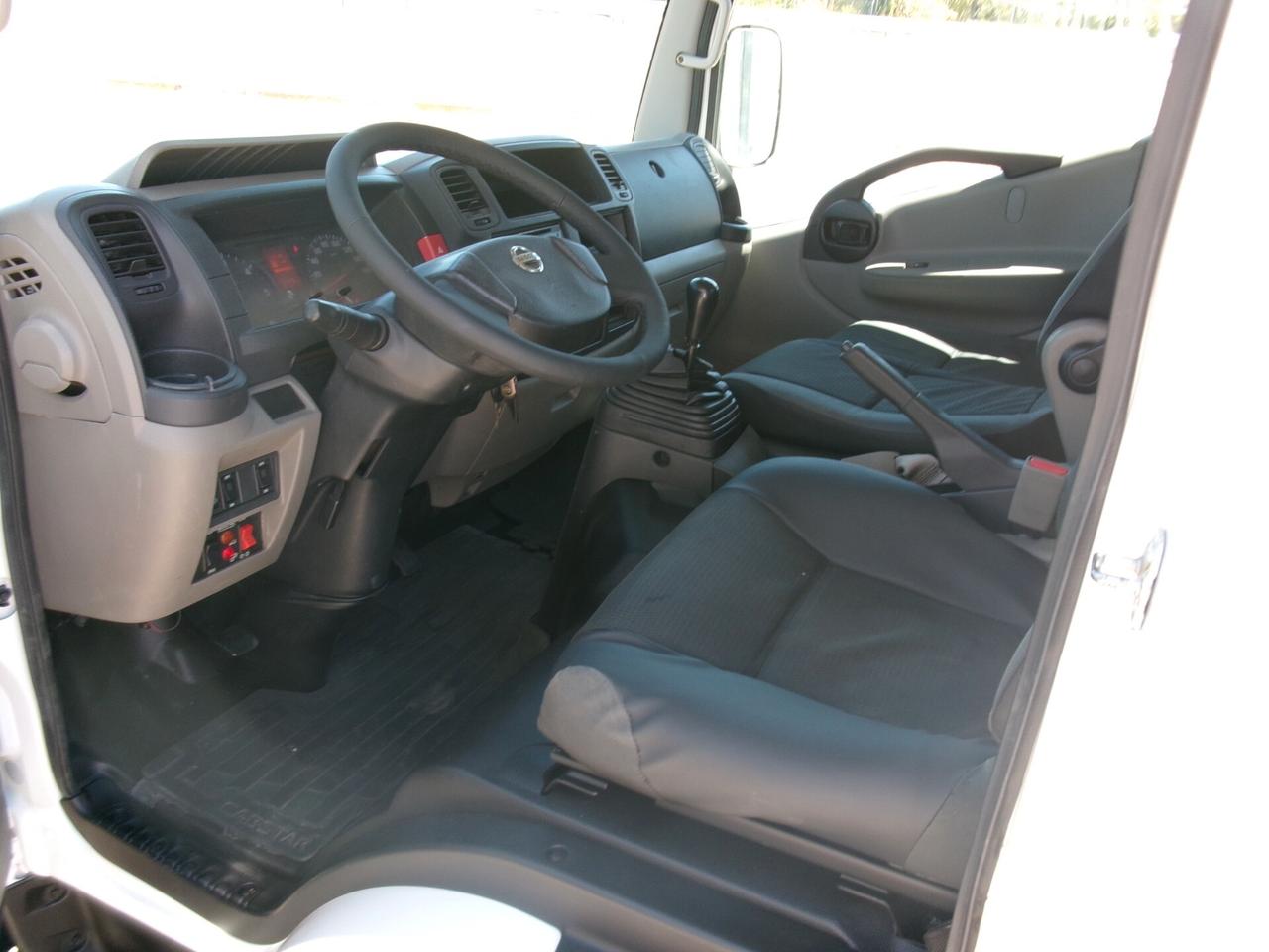 Nissan Cabstar NT 400 35-12 E5 RIBALTABILE TRILATERALE CON SOVRASPONDE GANCIO TRAINO