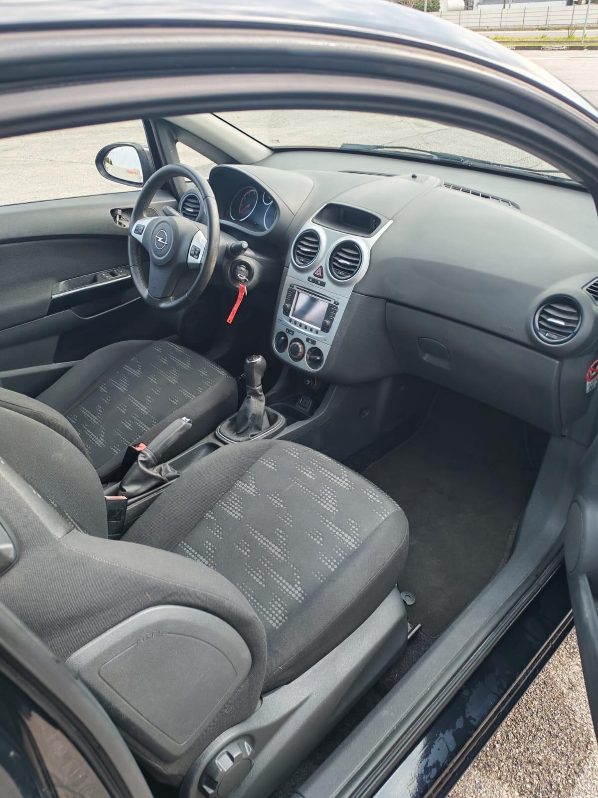 Opel Corsa 1.2 3 porte b-color
