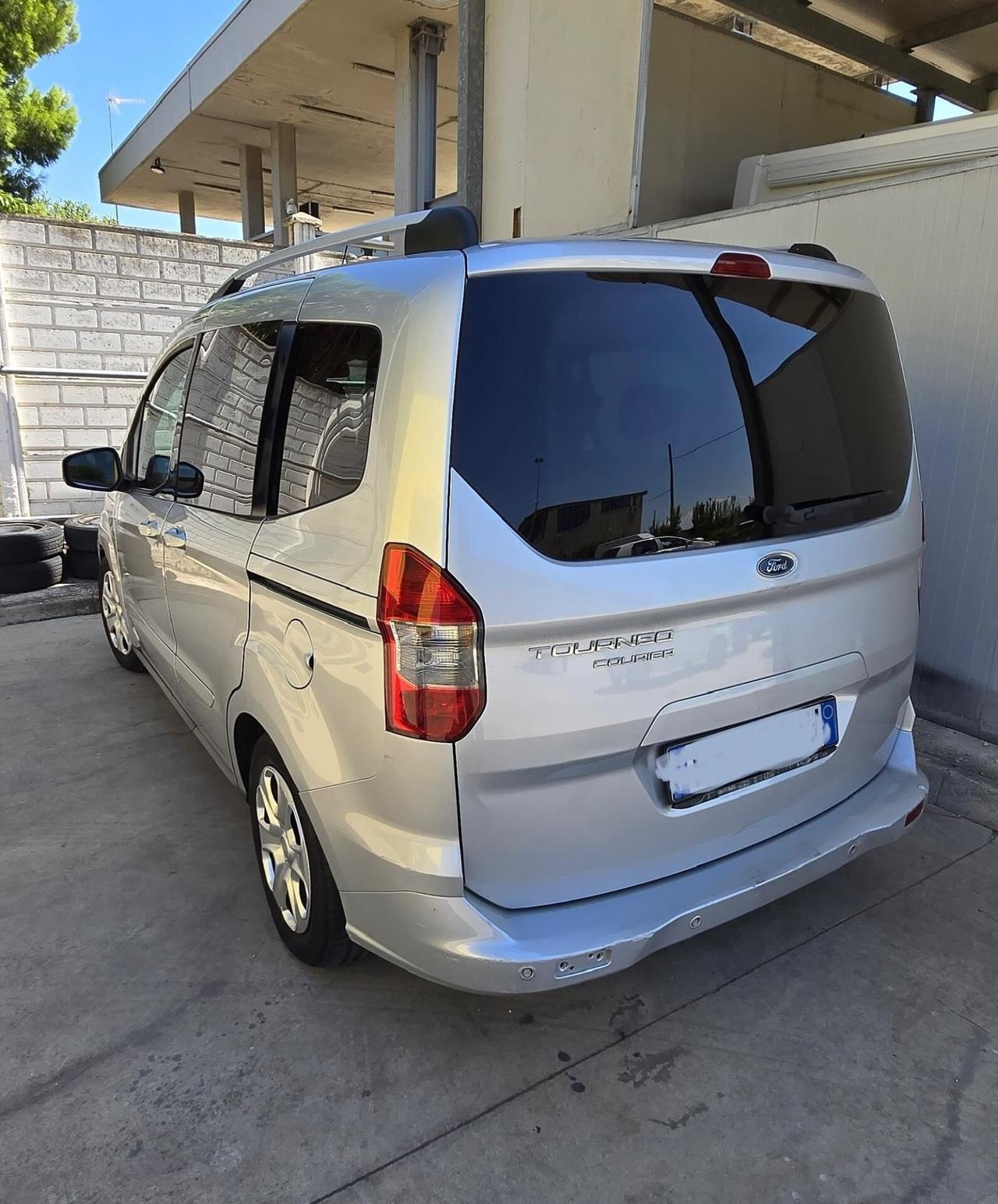 Ford Tourneo Courier 1.5 TDCI 95 CV Titanium