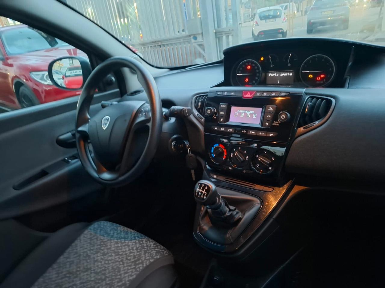 Lancia Ypsilon 1.0 FireFly 5 porte S&S Hybrid Ecochic Silver