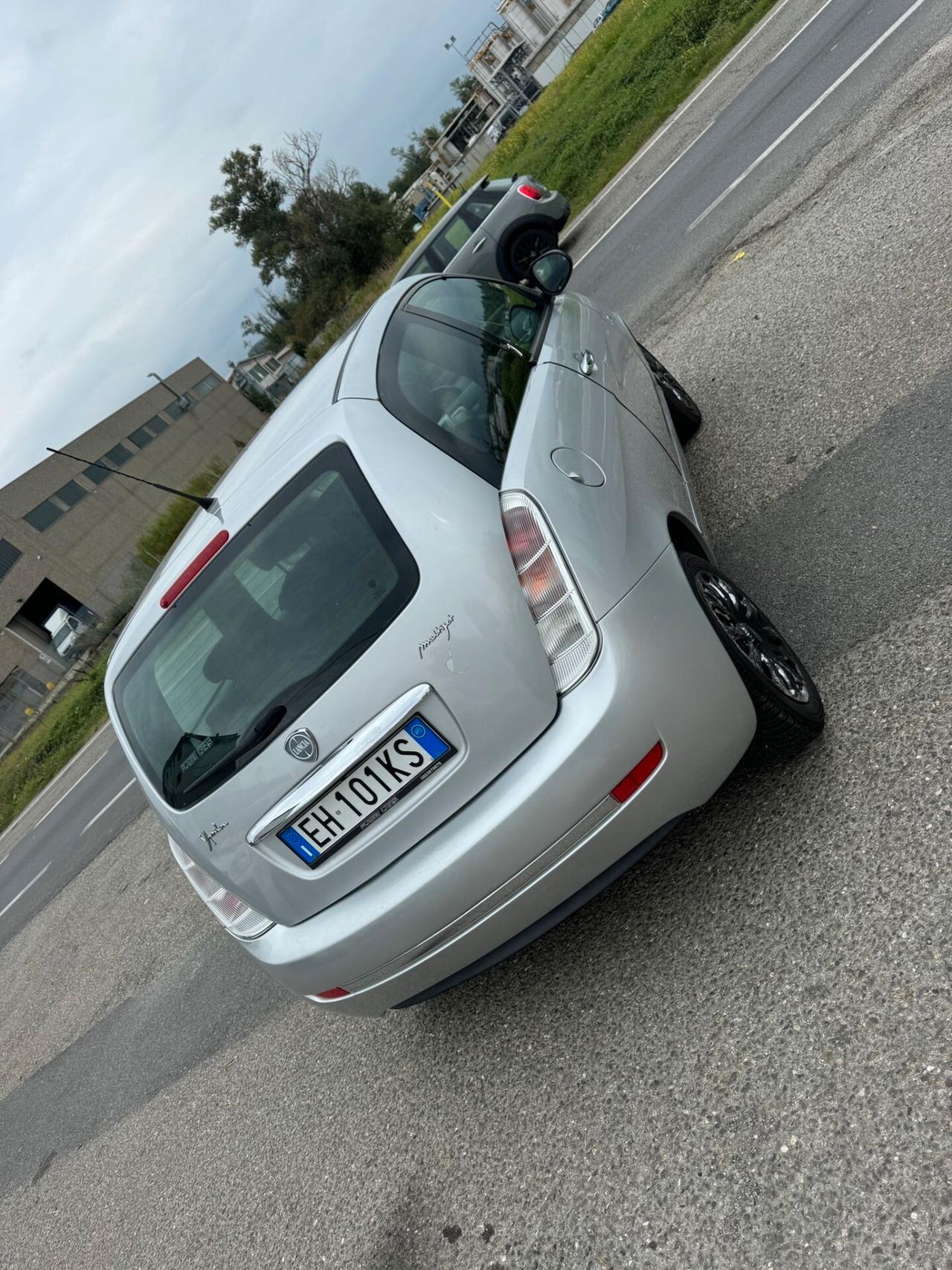 Lancia Ypsilon 1.3 MJT 75 3 p S&S Black&Red