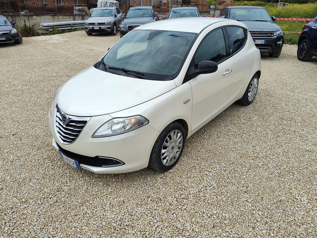 Lancia Ypsilon 0.9 TwinAir 85 CV bianco perla