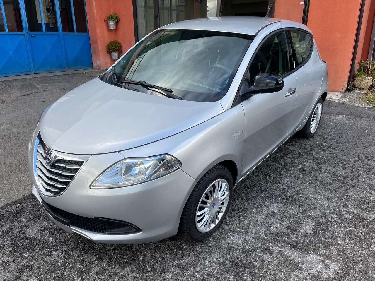 Lancia Ypsilon 1.2 69 CV5porte Silver-soloKm47500-