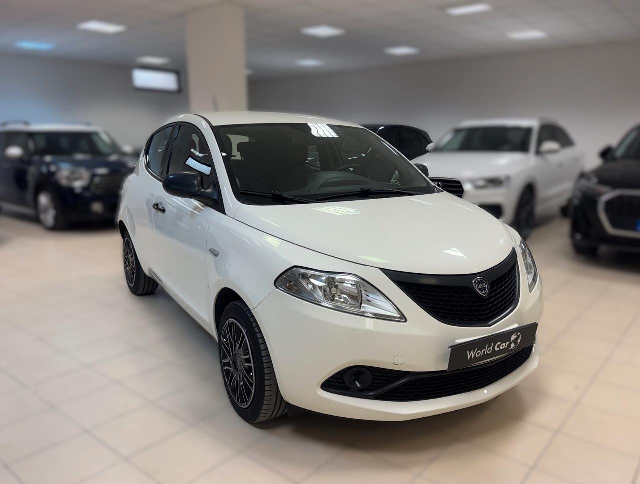 Lancia Ypsilon 1.0 FireFly 5 porte S&S Hybrid Ecochic Silver