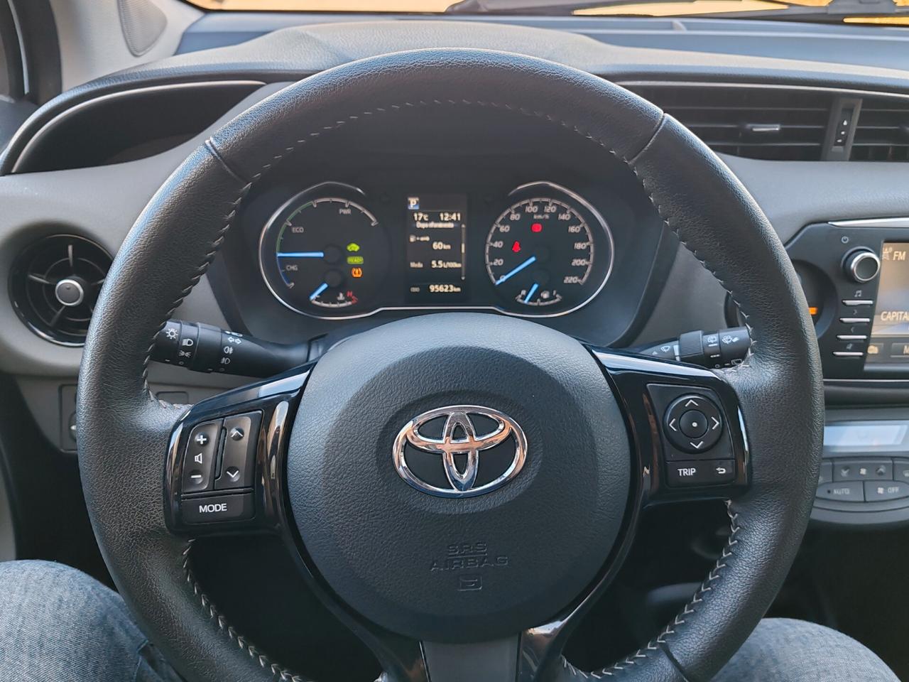Toyota Yaris 1.5 Hybrid Business