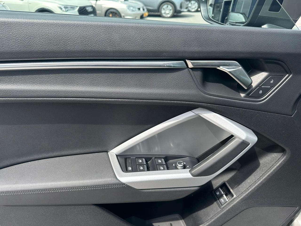 Audi Q3 45 TFSI e S tronic Identity Black