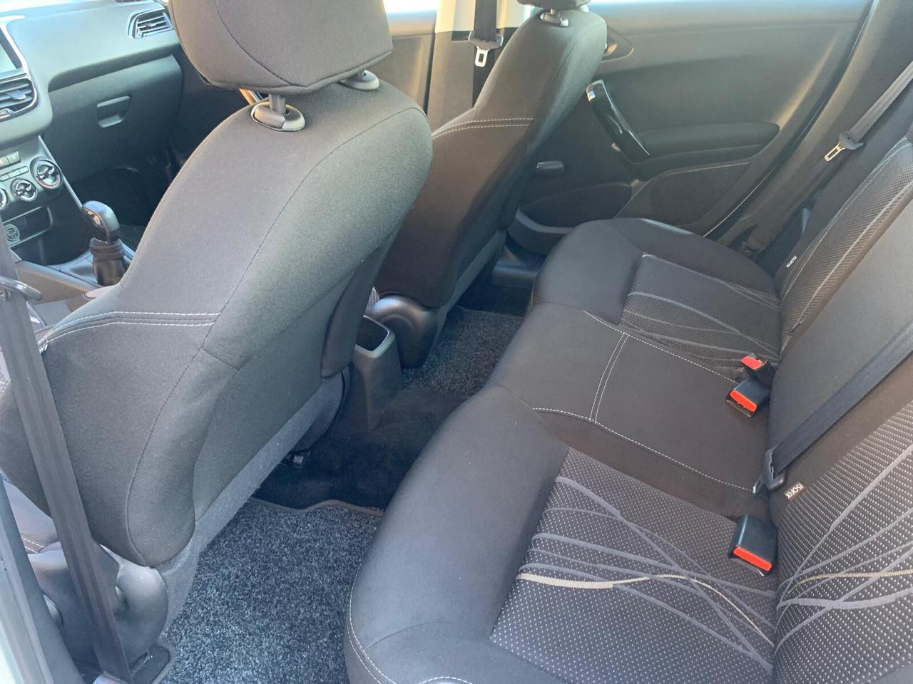 Peugeot 208 1.4 HDi 68 CV 5 porte Allure