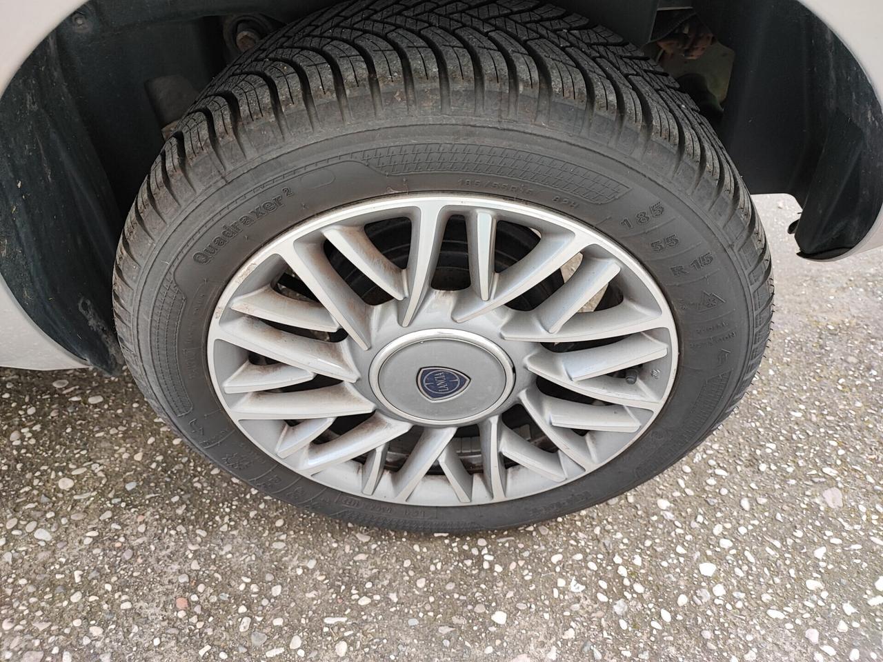 Lancia Ypsilon con 26 Euro 450 km