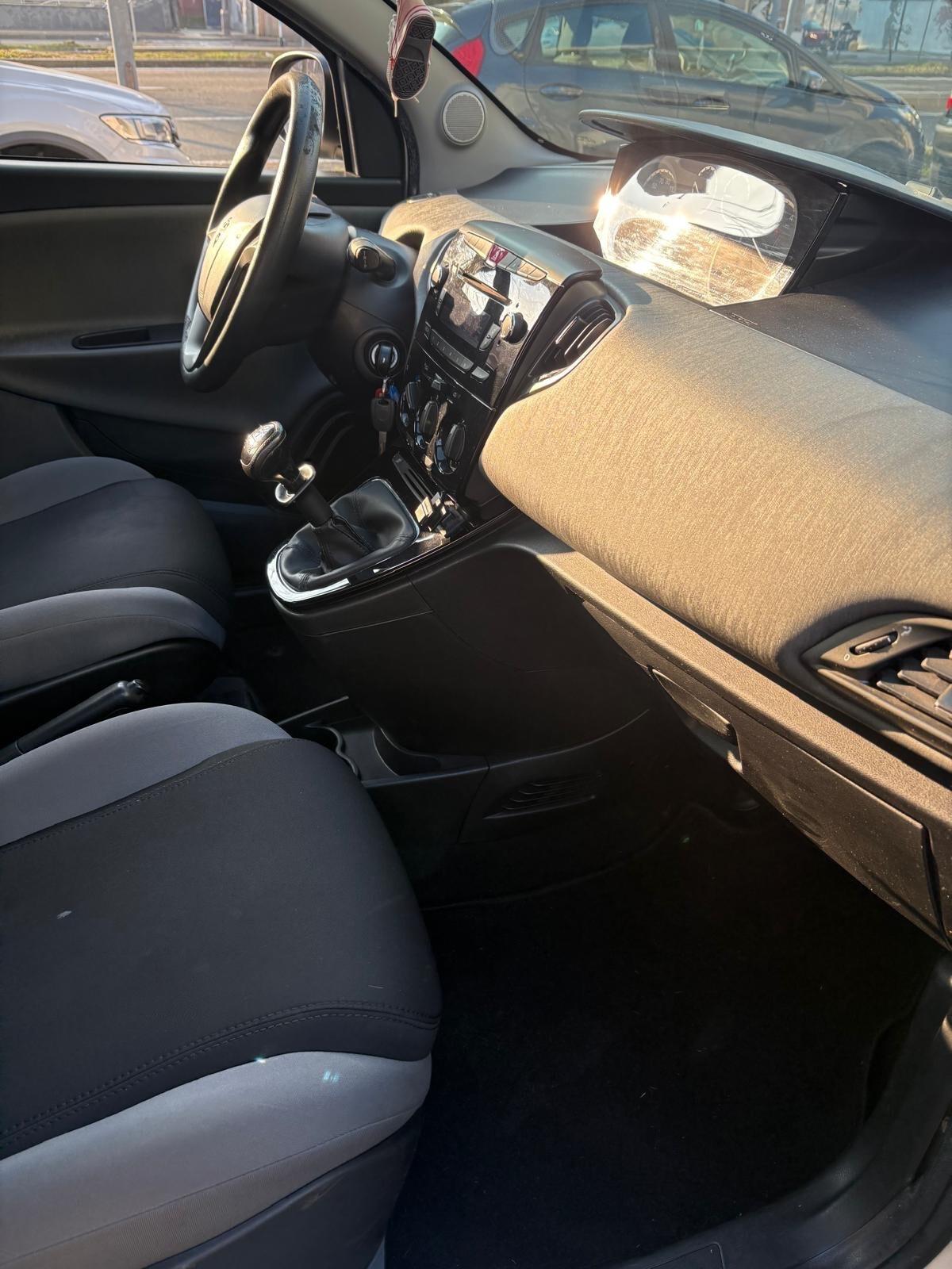 Lancia Ypsilon 0.9 TwinAir 85 CV GAS Ecochic Gold