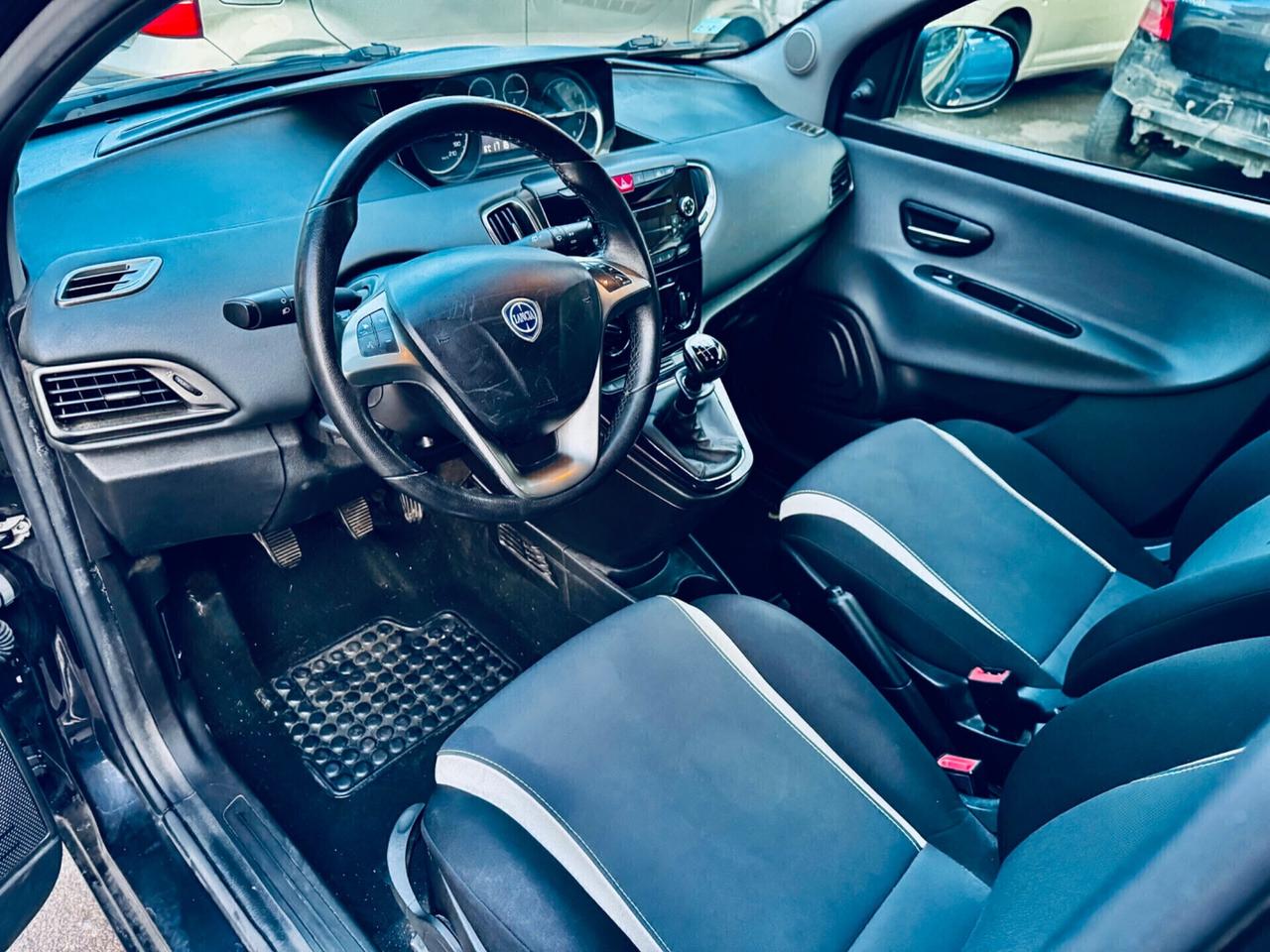 Lancia Ypsilon 1.2 69 CV 5 porte , OK NEOPATENTATI