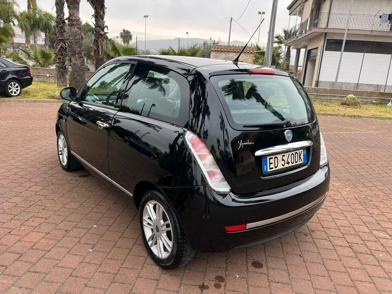 Lancia Ypsilon 1.3 MJT 75 CV Platino