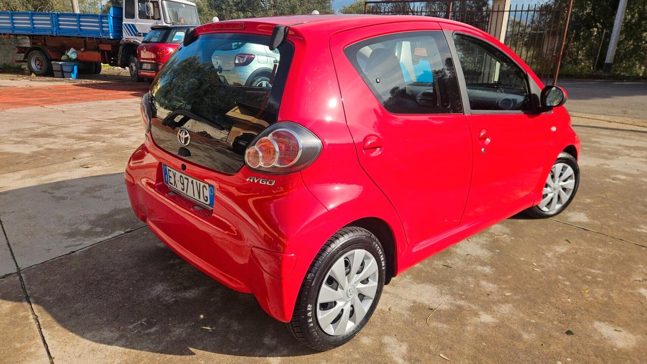 Toyota Aygo 1.0 VVT-i 69 CV 5 porte x-cool MMT