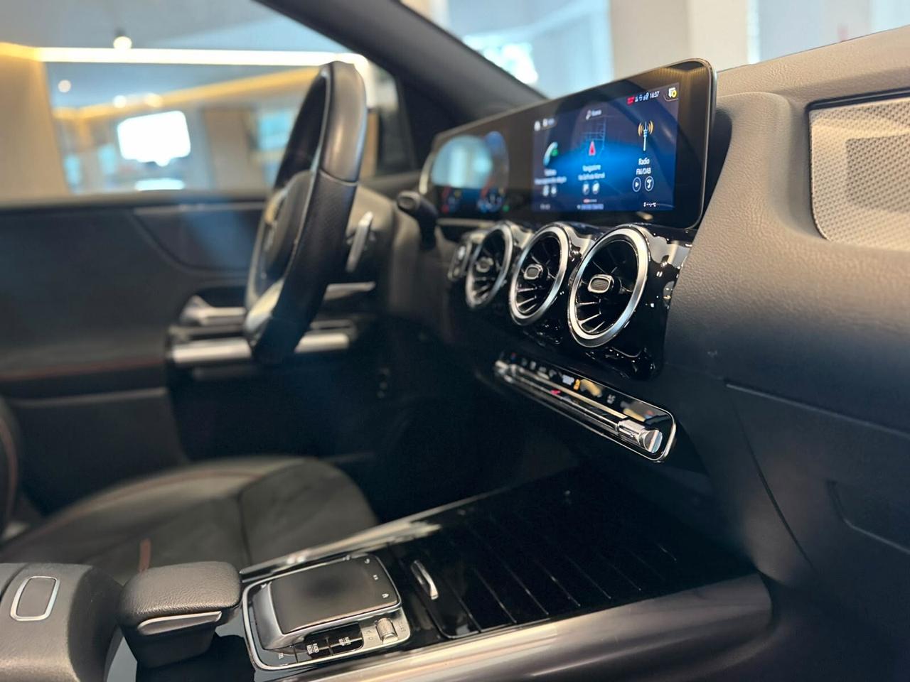 MERCEDES-BENZ CLASSE B 180D PREMIUM AMG LINE AUTOMATICA FULL