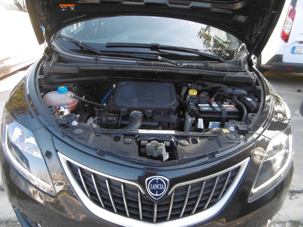 Lancia Ypsilon 1.0 FireFly 5 porte S&S Hybrid Silver