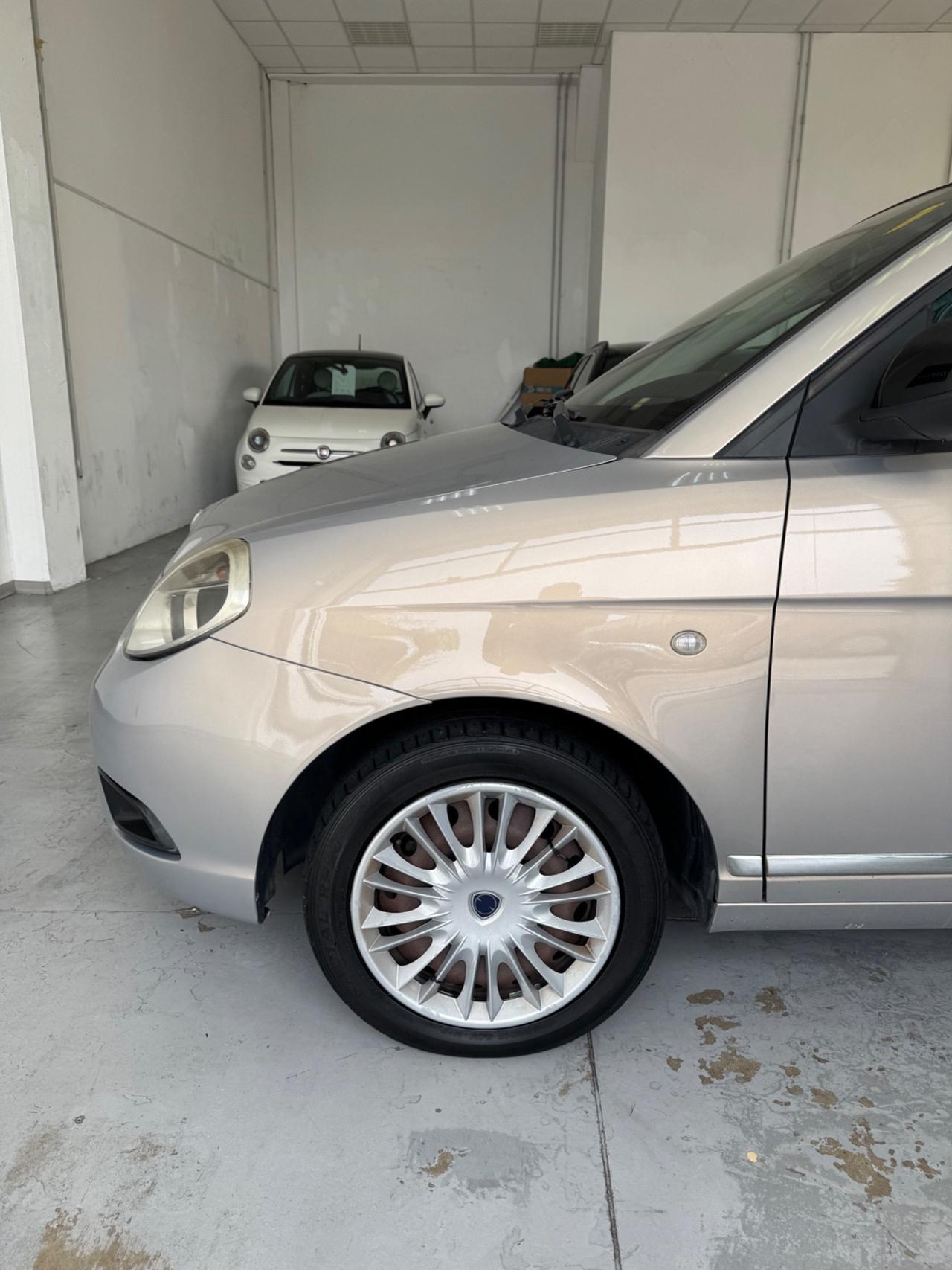 Lancia Ypsilon 1.2 69 CV Unyca