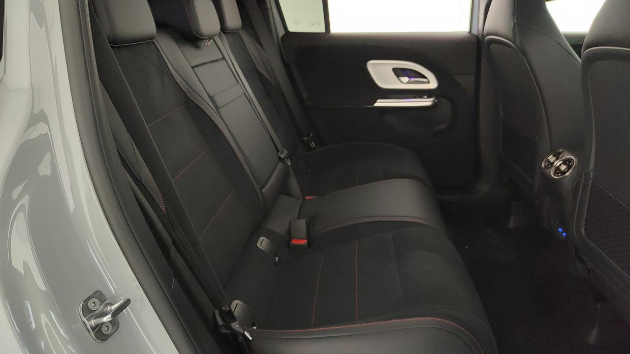 Mercedes-Benz GLB 250+ con tecnologia EQ