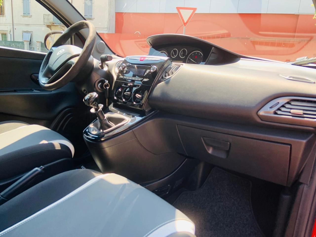 Lancia Ypsilon 1.2 69 CV 5 porte GPL Ecochic 30th Anniversary