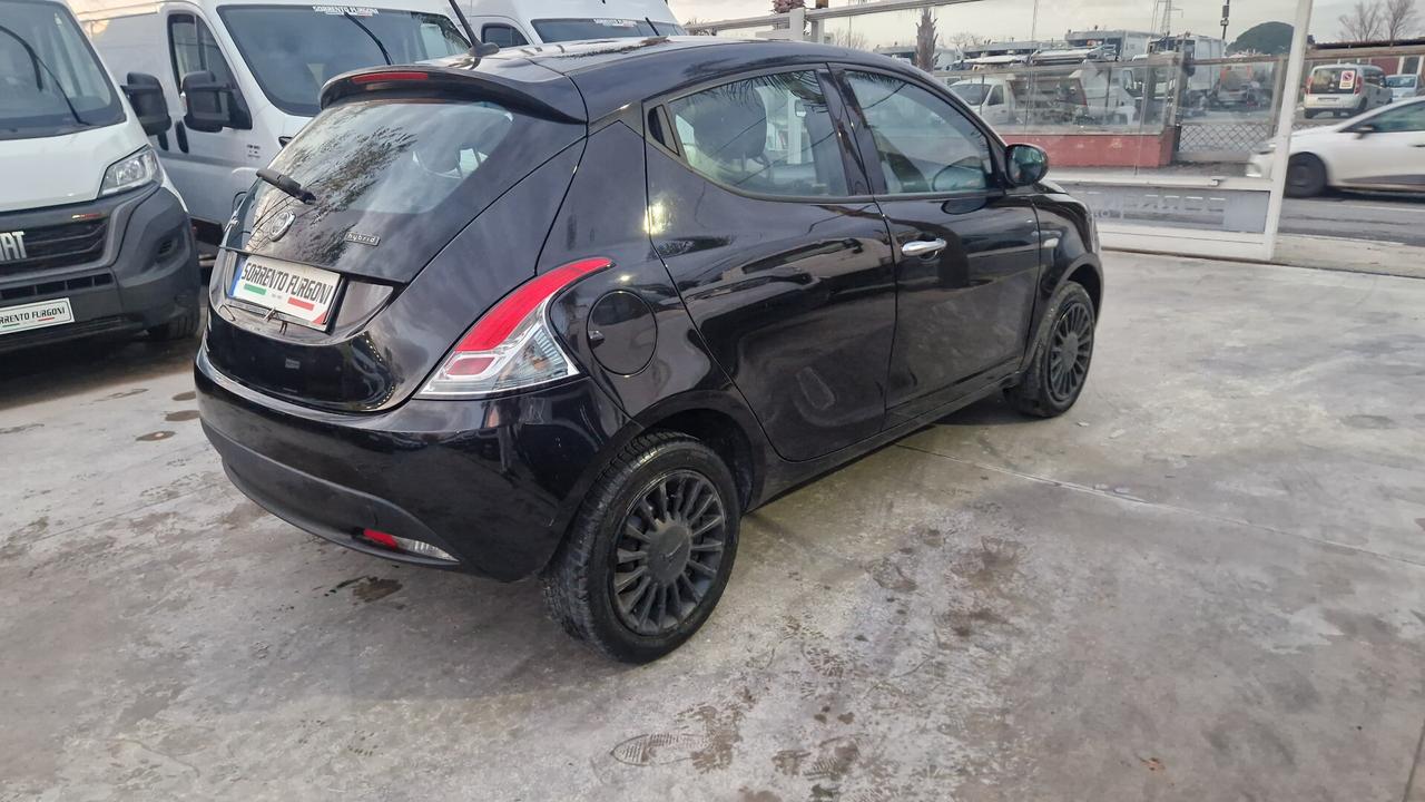 Lancia Ypsilon 1.0 FireFly 5 porte S&S Hybrid Ecochic Silver