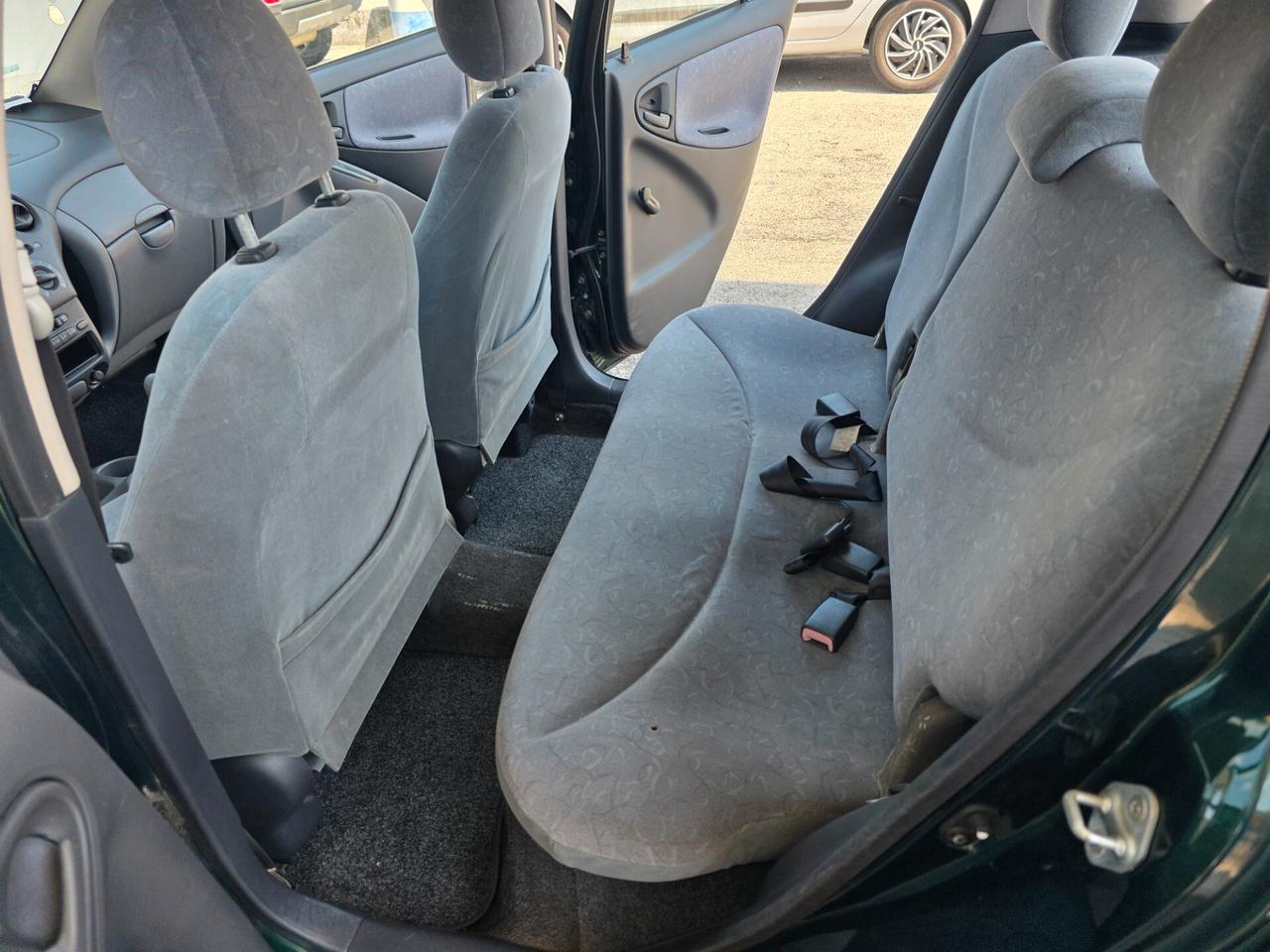 Toyota Yaris 1.0i 16V cat 5 porte con 246.000km