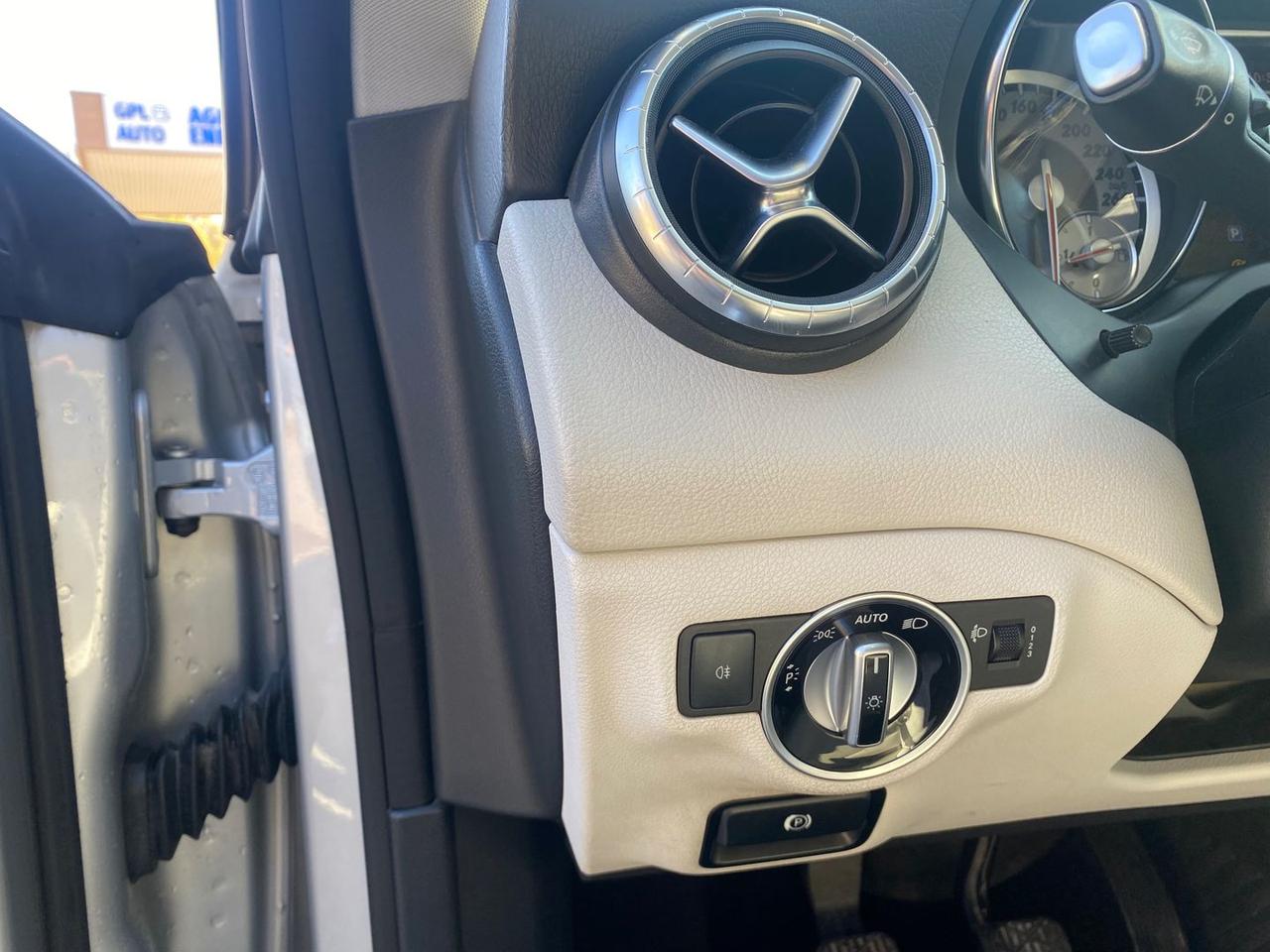 Mercedes-Benz CLA 200 D Premium #7586