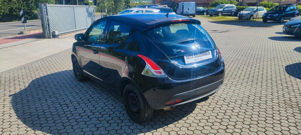 Lancia Ypsilon 1.2 69 CV 5 porte Silver Elefantino Rosa