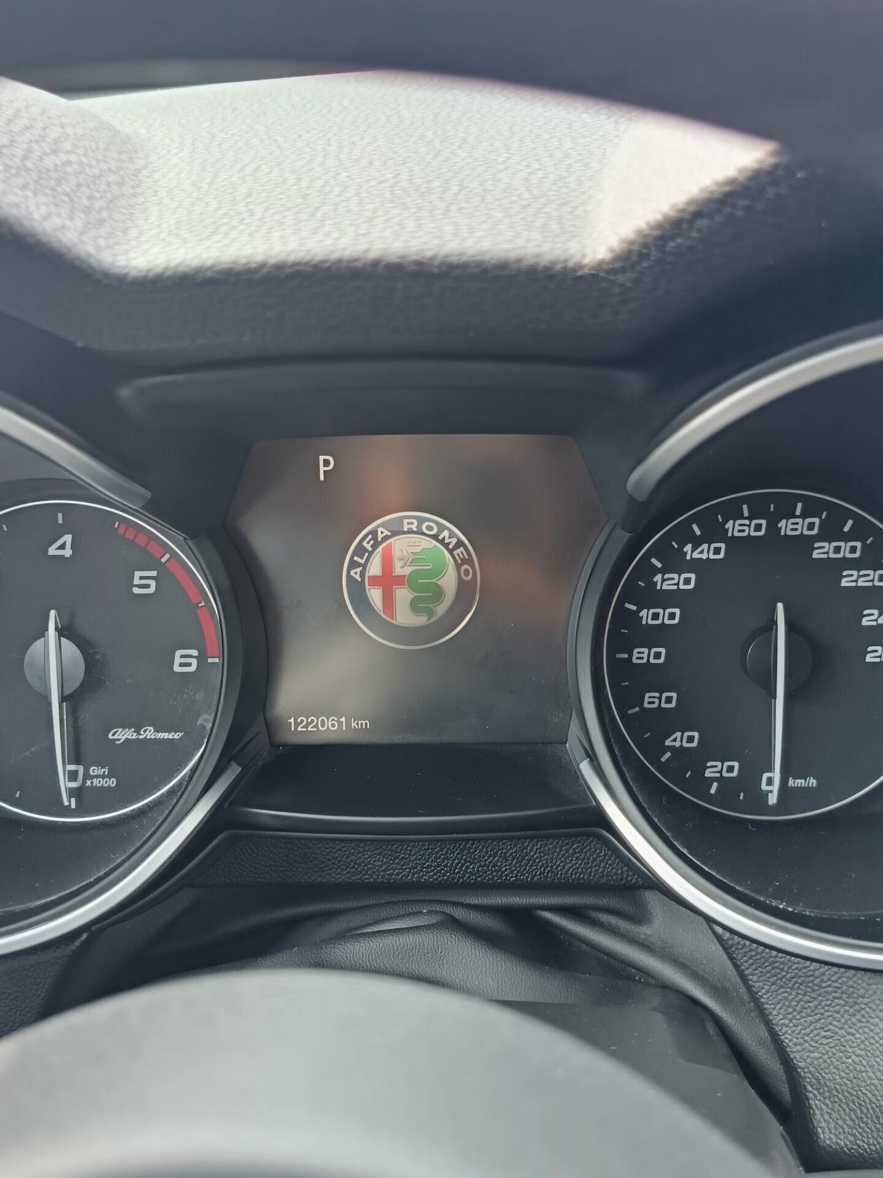 Alfa Romeo Stelvio 2.2 Turbodiesel 210 CV AT8 Q4 Executive palette al volante