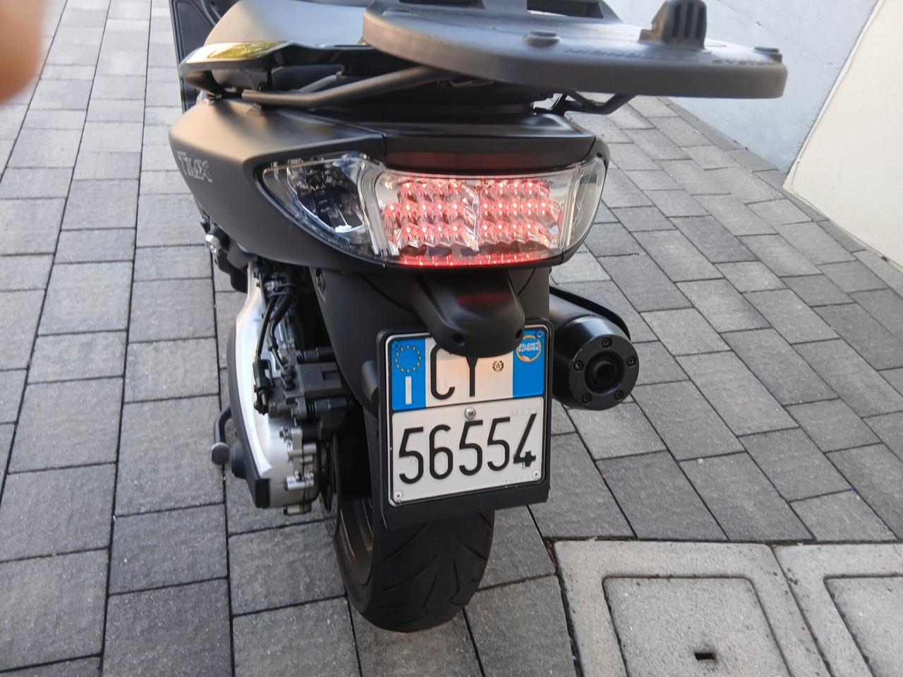 Yamaha T Max black+led+cupolino e bauletto...permute auto
