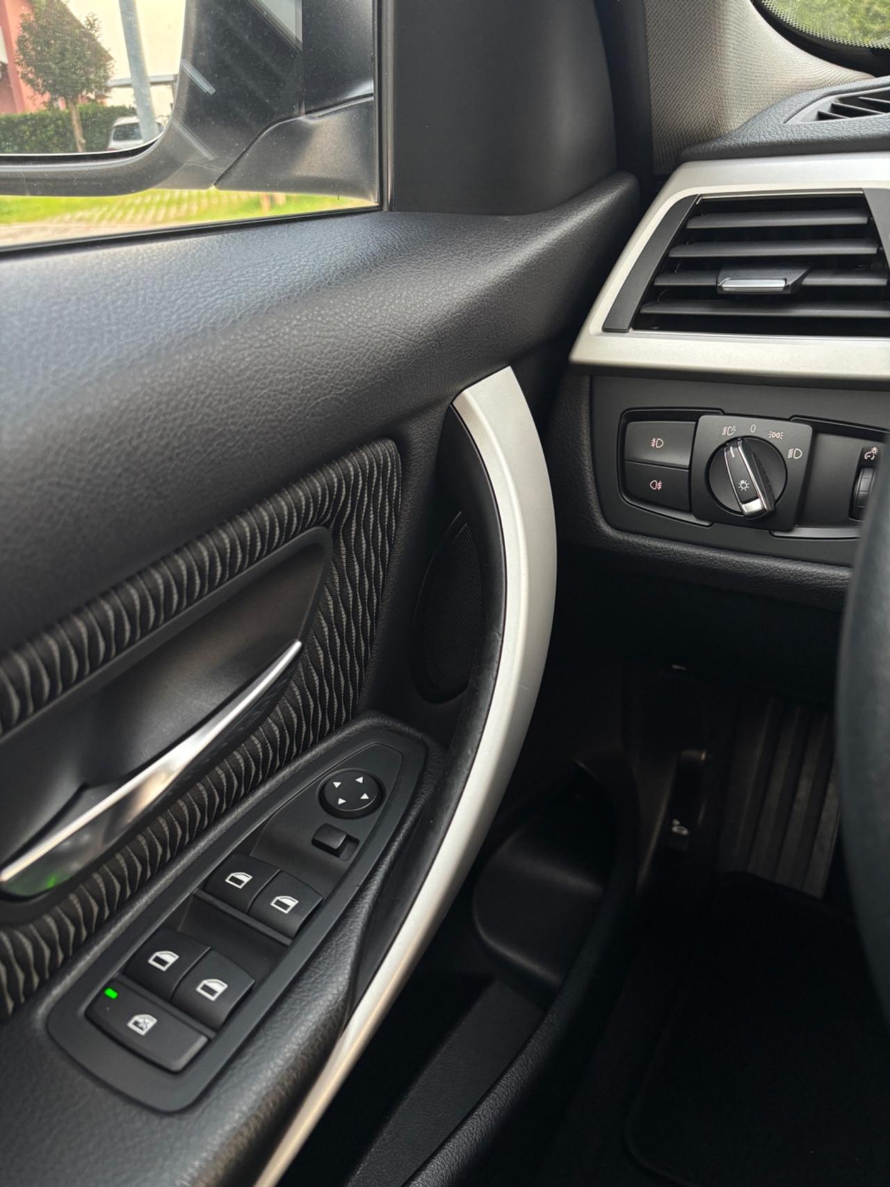 Bmw 318 d Luxury con soli 127000km