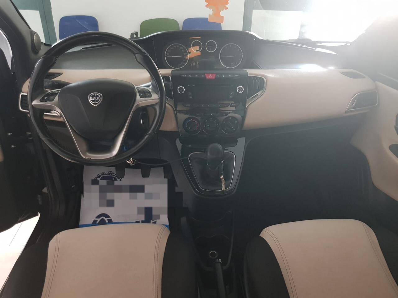 Lancia Ypsilon 0.9 TwinAir 85 CV 5 porte Metano Ecochic Silver