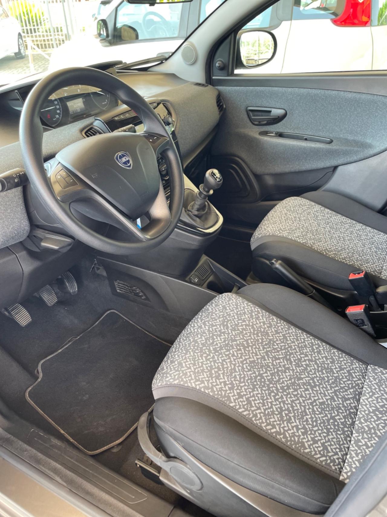 Lancia Ypsilon 1.0 FireFly 5 porte S&S Hybrid Ecochic Silver