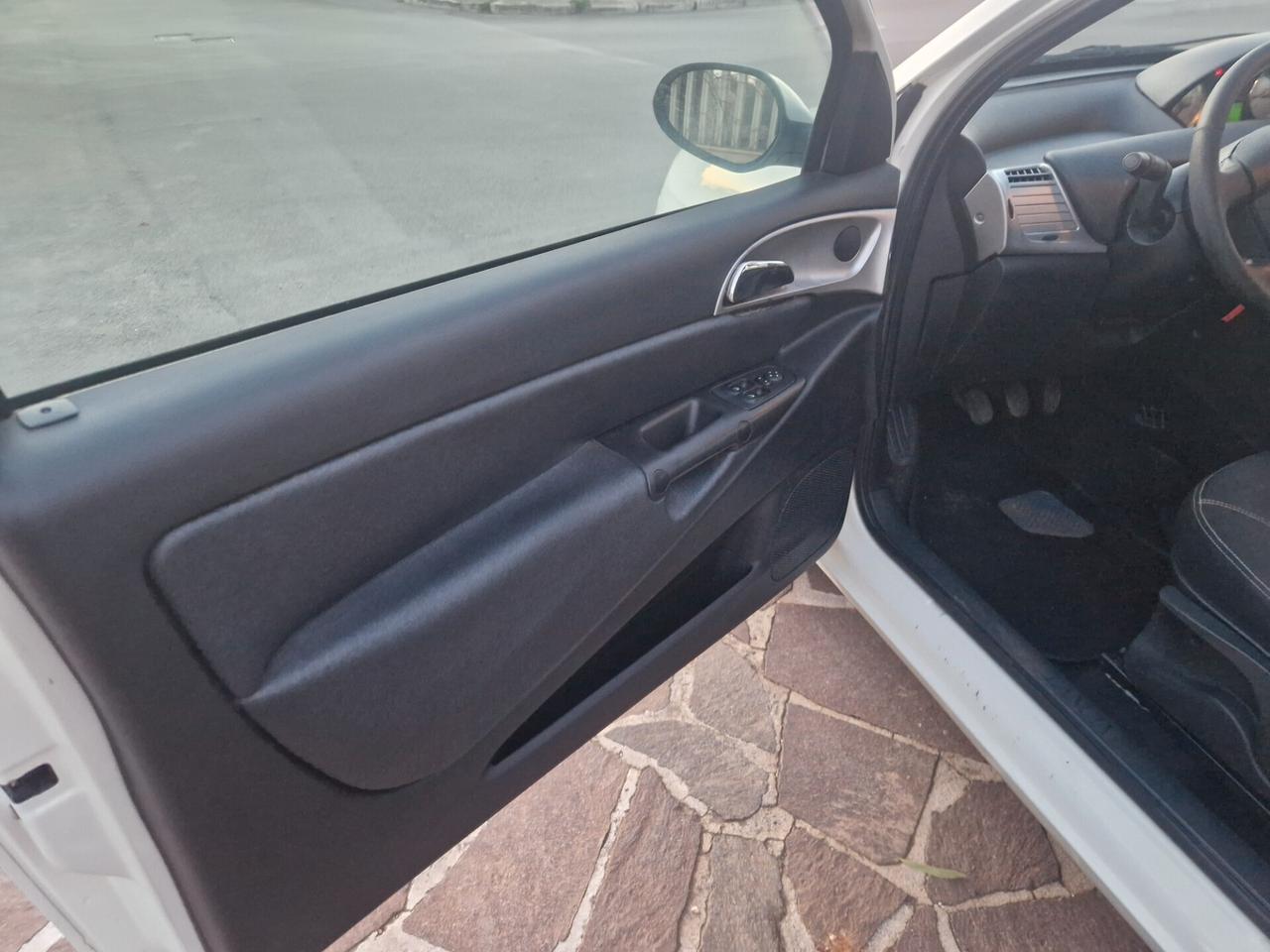 Lancia Ypsilon 1.3 MJT 75 CV Sport MomoDesign