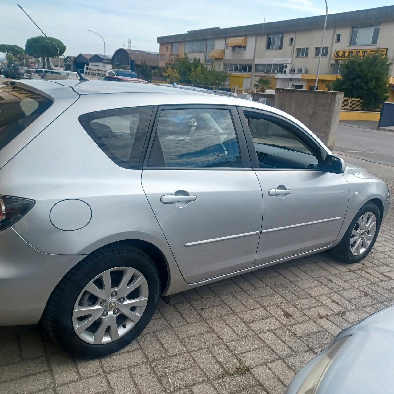 110.118 MAZDA 3 SEMBRA NUOVA OK NEOPATENTATI