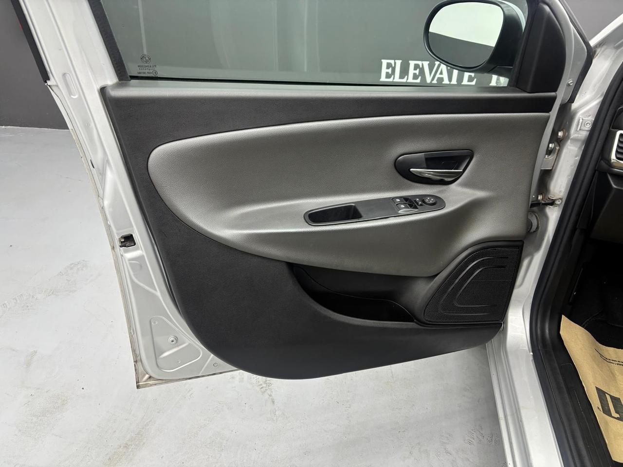 Lancia Ypsilon 1.2 69 CV 5 porte Platinum