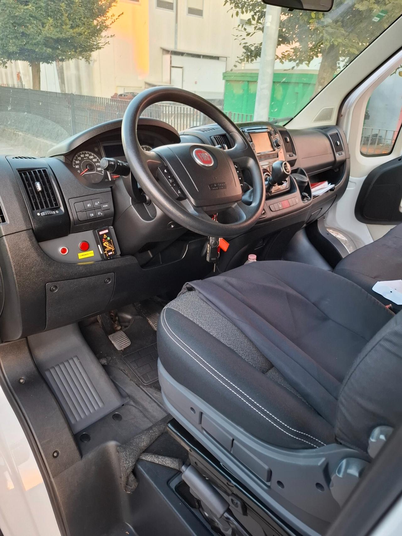 Fiat Ducato 2.3 cassonato con Doppia cabina 7 posti allestito con Gru Fassi